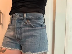 Levi’s 501 shorts w26