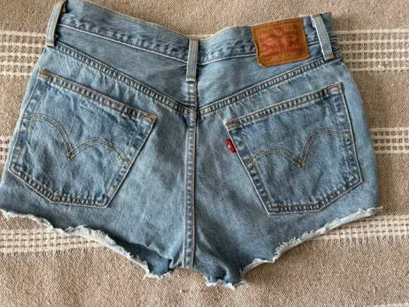 Levi’s 501 shorts w26