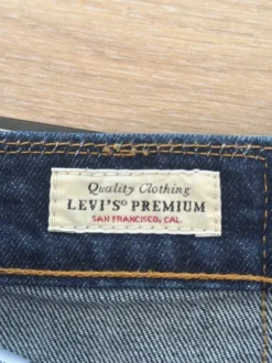 Levi’s jeans i mørkeblå W31/L32