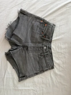 Levis midrise/lowrise shorts