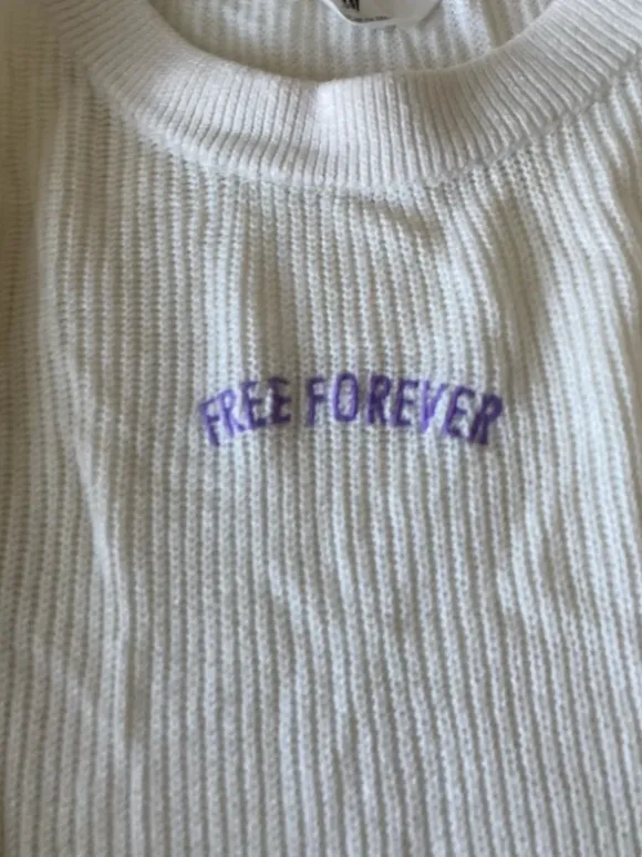 Lilla og gul striktrøje fra H&M