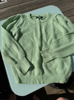 Lime grön stickat tröja av tunnare slag.
