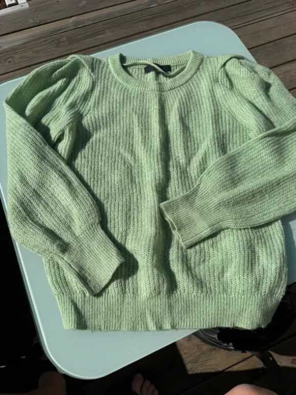 Lime grön stickat tröja av tunnare slag.
