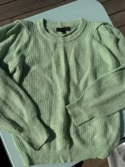Lime grön stickat tröja av tunnare slag.