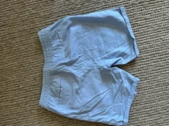 Ljusblå linneshorts