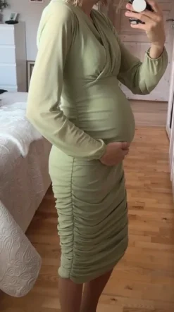 Ljusgrön mamma-klänning storlek 36