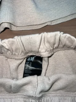 lysebeige loungesæt fra H&M i vaflet jersey materiale.