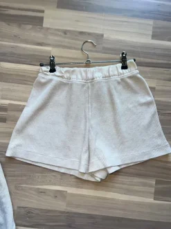 lysebeige loungesæt fra H&M i vaflet jersey materiale.