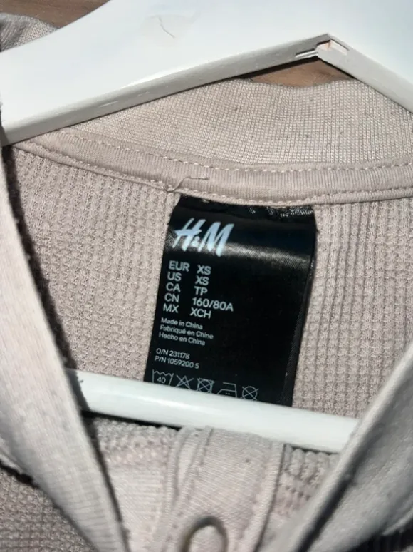 lysebeige loungesæt fra H&M i vaflet jersey materiale.