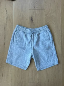 Lysegrå shorts fra H&M i str. L.