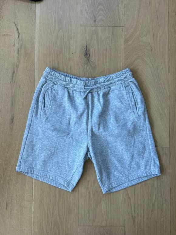 Lysegrå shorts fra H&M i str. L.