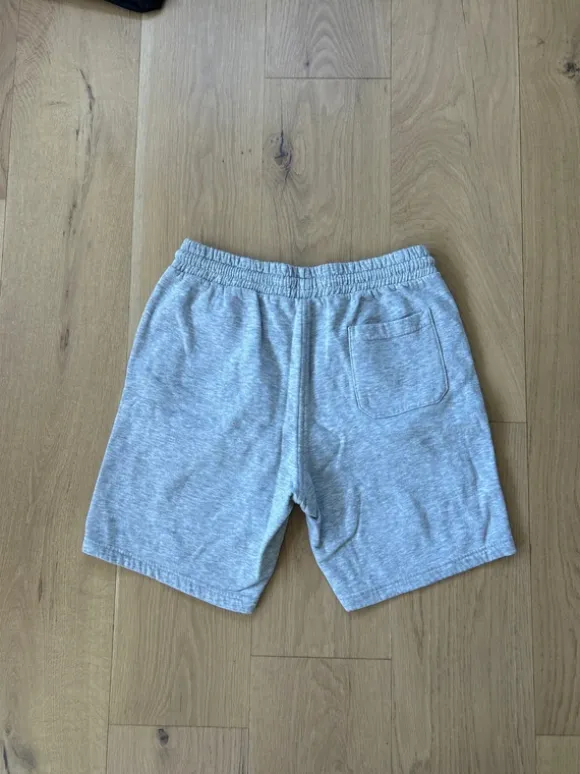 Lysegrå shorts fra H&M i str. L.
