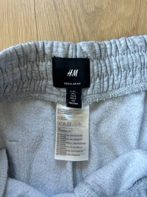 Lysegrå shorts fra H&M i str. L.
