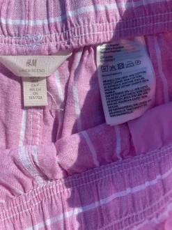 Lyserøde shorts med hvis stribe