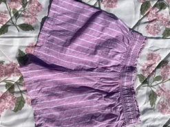 Lyserøde shorts med hvis stribe