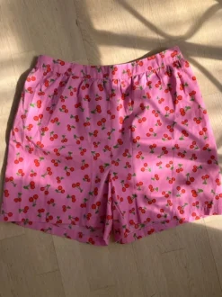 Lyserøde shorts med kirsebær
