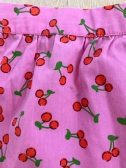 Lyserøde shorts med kirsebær