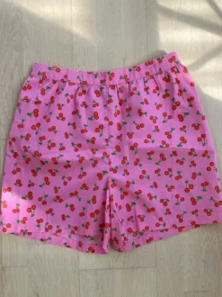 Lyserøde shorts med kirsebær
