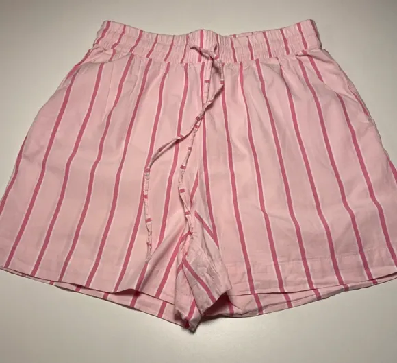 Lyserøde shorts med pink stribe str S