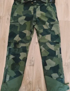 M90 Pro Elite armebyxor i tåligt material även i fuktig miljö. Bra med fickor och i kanon skick