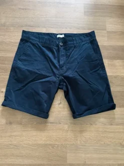 Marinblå chino shorts