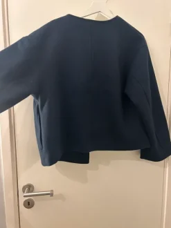 Marinblå kort kappa