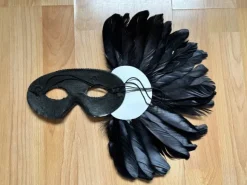 Maske med fjer