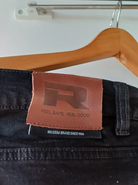 Mc jeans från Richa, svarta med knä och höftskydd