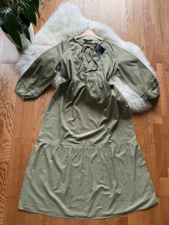 Midi dress 100% cottone with embroidery in top part puffy arms Marks & Spencer viral