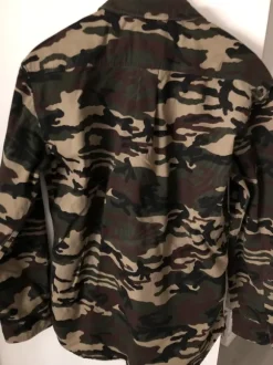Militär färgad skjorta