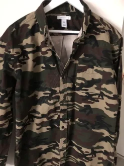Militär färgad skjorta