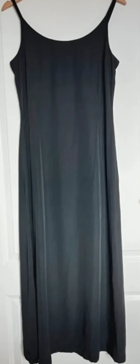 Minimalistisk tidløs lang stropkjole