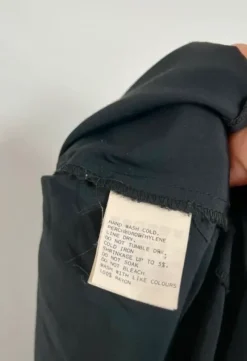 Minimalistisk tidløs lang stropkjole