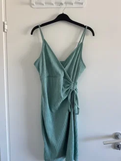 Mint/ ljusgrön klänning