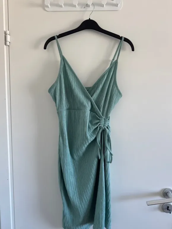 Mint/ ljusgrön klänning