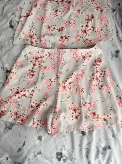 Miss Selfridge Petites sæt – top + shorts i blomsterprint