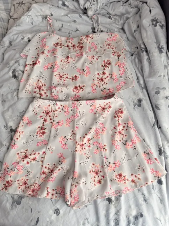 Miss Selfridge Petites sæt – top + shorts i blomsterprint