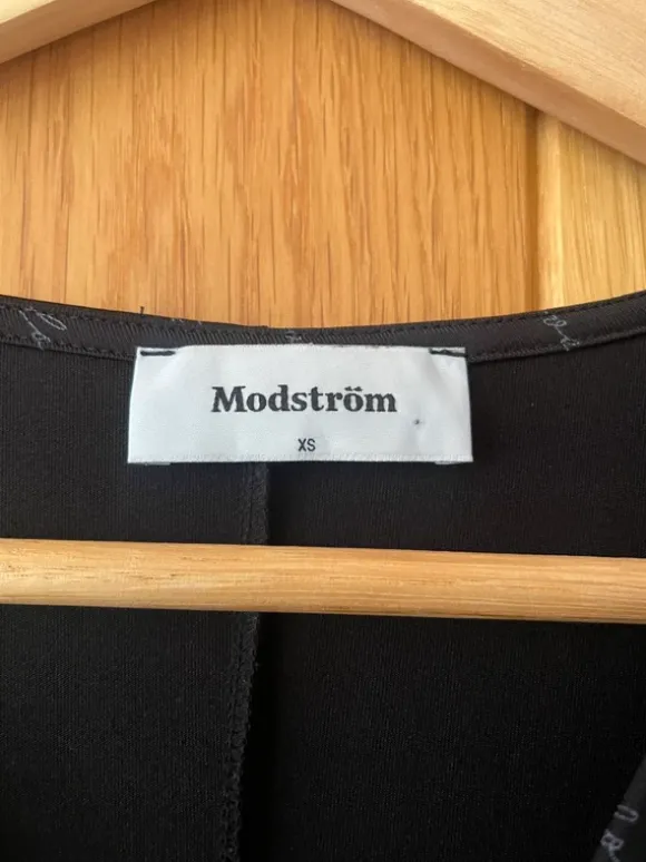 Modström lang kjole med diskrete striber og smuk drapering