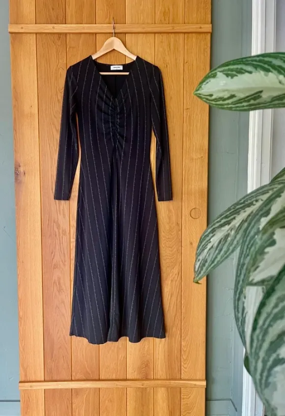 Modström lang kjole med diskrete striber og smuk drapering