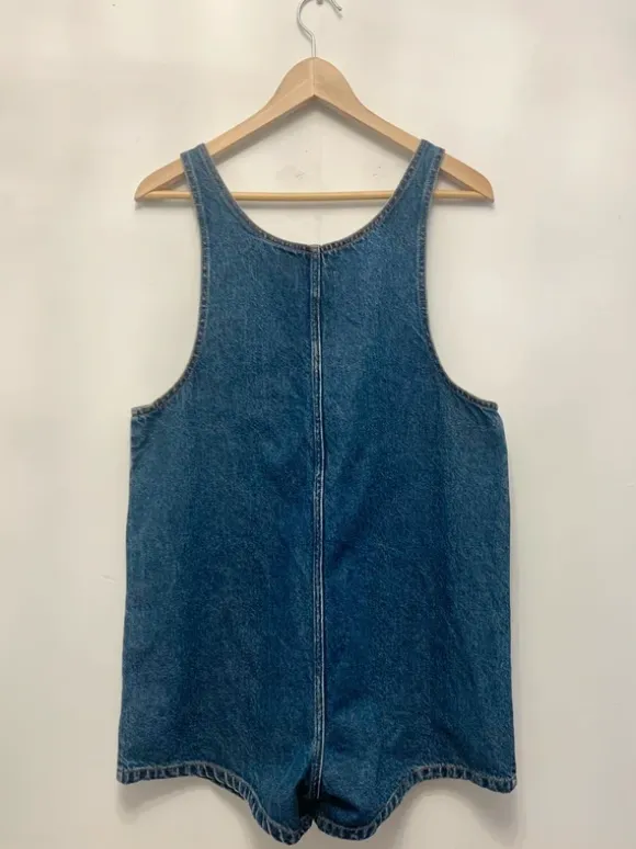 Monki! Blå cool jeans hängsle shorts, kort byxdress jumpsuit. Stl XS, S