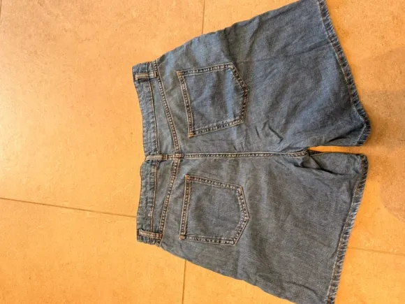 Mørke denim shorts