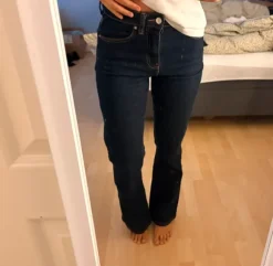 Mørkeblå jeans .
