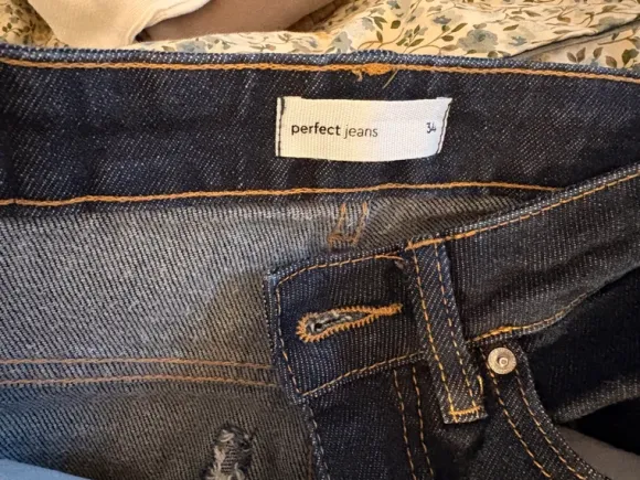Mørkeblå jeans .