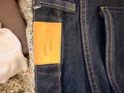 Mørkeblå jeans .