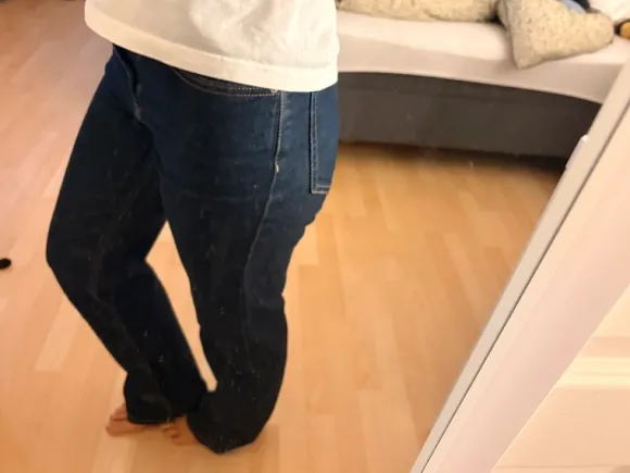 Mørkeblå jeans .
