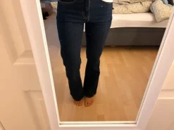Mørkeblå jeans .