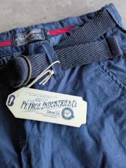 Mørkeblå shorts med lommer i siderne og bagpå.Stadig prismærker på