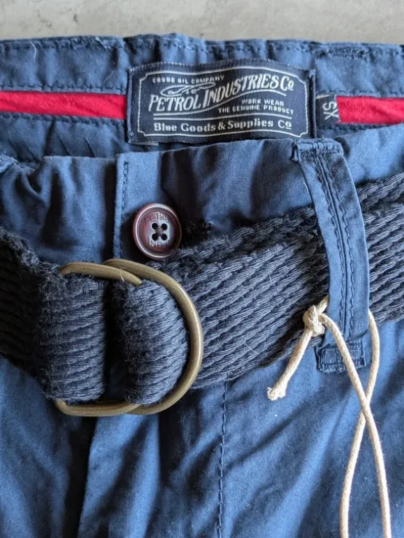 Mørkeblå shorts med lommer i siderne og bagpå.Stadig prismærker på