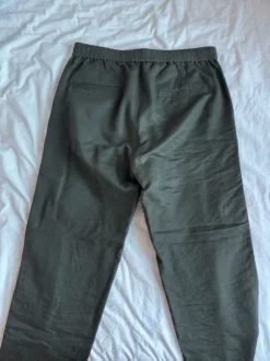 Mørkegrønne hørmix chinos med stretch i livet fra Arket