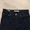 Mustat Levis farkut